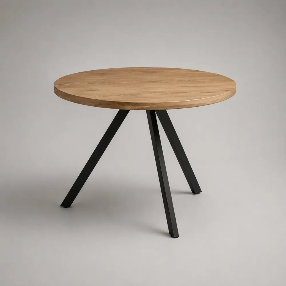 Tavolo da pranzo rotondo diametro 110 cm altezza 75 cm piano in legno massello effetto rovere naturale struttura in acciaio verniciato nero a tre gambe inclinate design moderno
