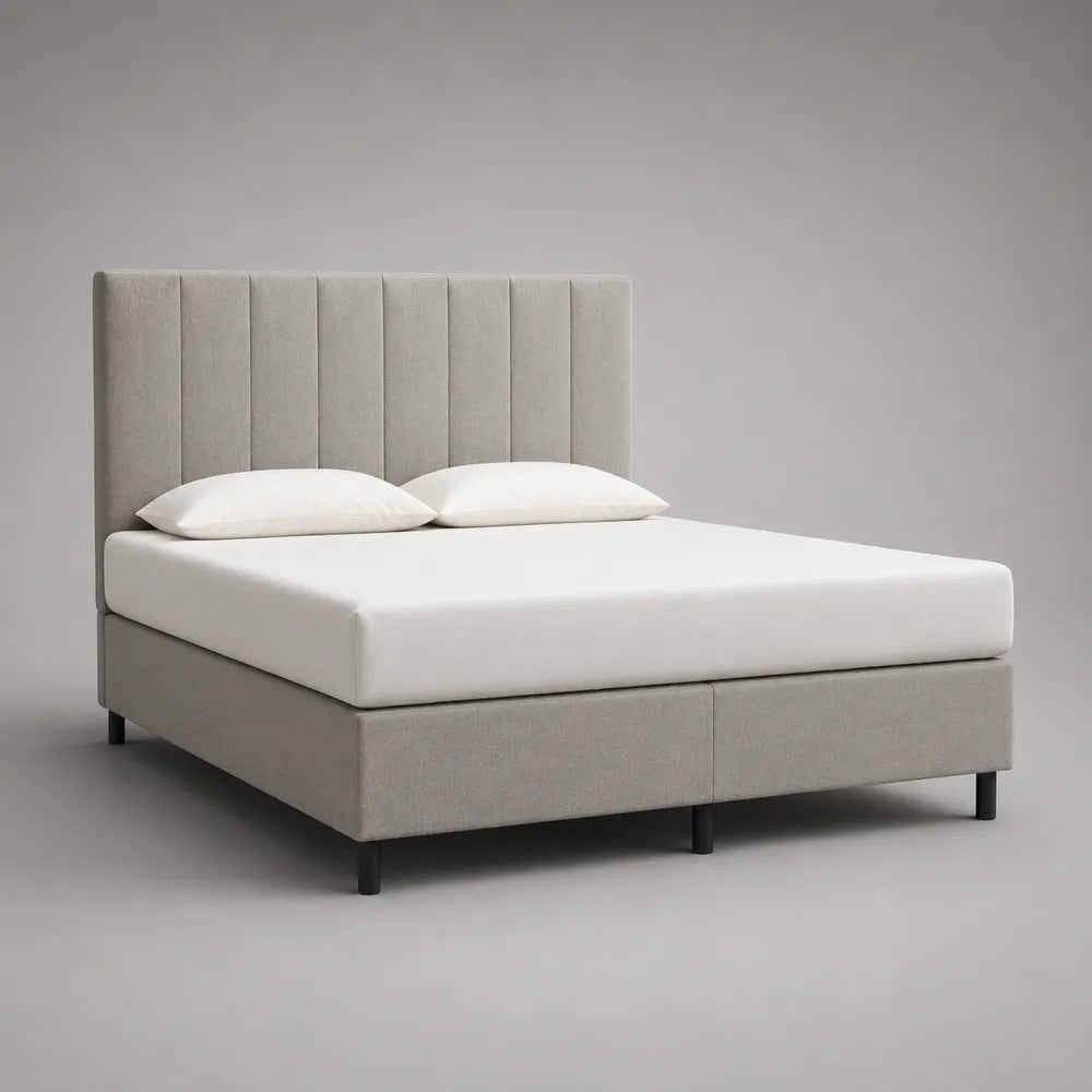 Letto matrimoniale 160 cm x 200 cm in tessuto poliestere grigio chiaro con testiera imbottita a canali verticali struttura piattaforma con piedini in metallo nero