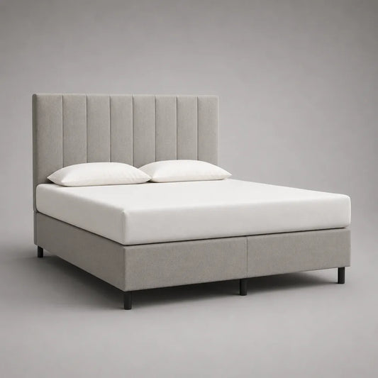 Letto matrimoniale 160 cm x 200 cm in tessuto poliestere grigio chiaro con testiera imbottita a canali verticali struttura piattaforma con piedini in metallo nero